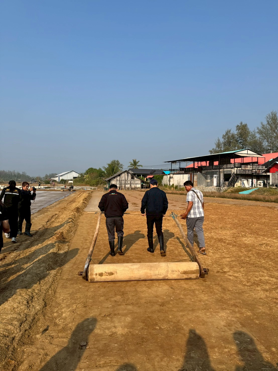 title - ส.ป.ก. จันทบุรี ร่วมลงพื้นที่ติดตาม นายกฤษ อุตตมะเวทิน รองปลัดกระทรวงเกษตรและสหกรณ์ และคณะ ในการติดตามคาดการณ์สถานการณ์เกลือทะเล และประชุมคณะกรรมการพัฒนาเกลือทะเลไทย และคณะทำงานภายใต้คณะกรรมการพัฒนาเกลือทะเลไทย 